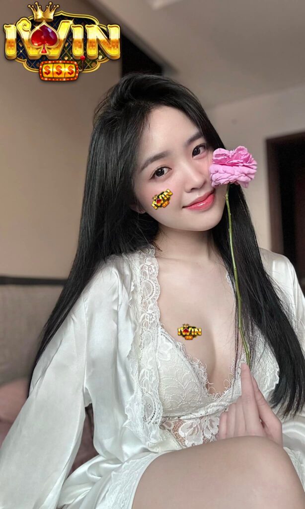 hotgirl lê phương anh thả dáng cùng với hình dán KUBET club trên má