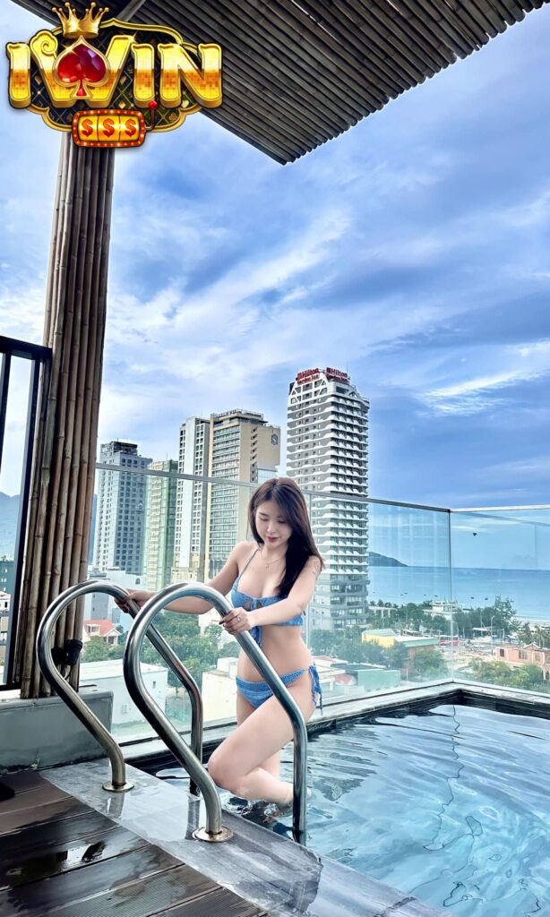 Thả dáng bikini bên hồ bơi cùng Đan Phượng